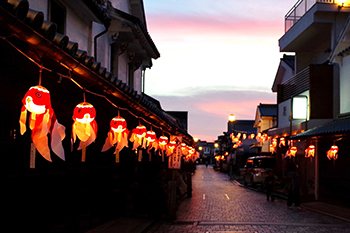 【作品名】黄昏時の白壁通り 撮影者:髙津 貴子 様 夢街道ルネサンス認定地区名:柳井にっぽん晴れ街道(山口県柳井市柳井津)