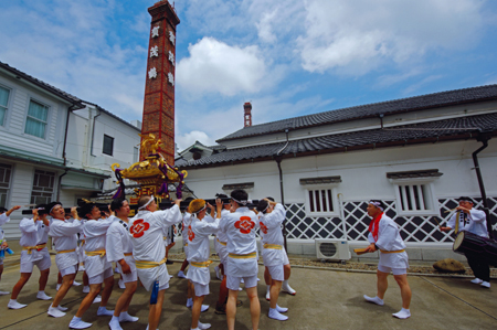 【作品名】神輿渡御 撮影者：村上 泉 様 【夢街道ルネサンス認定地区名】西国街道（広島県東広島市西条町）