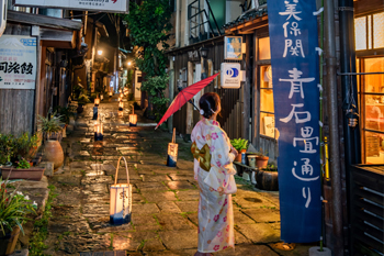 【作品名】雨上がりの青石畳 撮影者：村川 節秀 様 夢街道ルネサンス認定地区名：青石畳通り（島根県松江市美保関町）