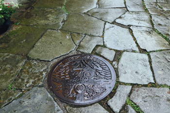 【作品名】雨の石畳 撮影者:上田 賢和 様 夢街道ルネサンス認定地区名:青石畳通り(島根県松江市美保関町)