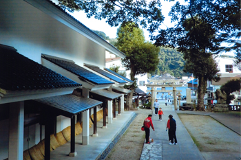 【作品名】参道の出会い 撮影者:谷口 レイ子 様 夢街道ルネサンス認定地区名:青石畳通り(島根県松江市美保関町)