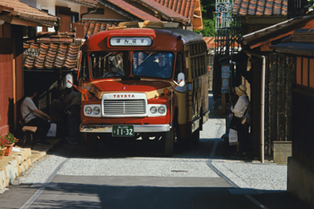 【作品名】レトロなぼんバス現る 撮影者:新川 一夫 様 夢街道ルネサンス認定地区名:吹屋往来 とと道(岡山県高梁市成羽町)