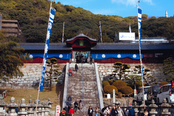【作品名】初詣 撮影者:渡辺 晴芳 様 夢街道ルネサンス認定地区名:二葉の里歴史の散歩道(広島県広島市東区二葉の里)