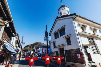 【作品名】若人と白壁の町 撮影者:佐藤 昌彦 様 夢街道ルネサンス認定地区名:銀山街道上下宿(広島県府中市上下町)