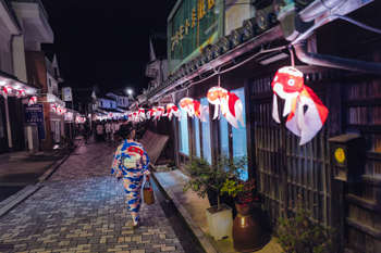 【作品名】金魚ちょうちんと浴衣の女性 撮影者:山岡 幸雄 様 夢街道ルネサンス認定地区名:柳井にっぽん晴れ街道(山口県柳井市柳井津)